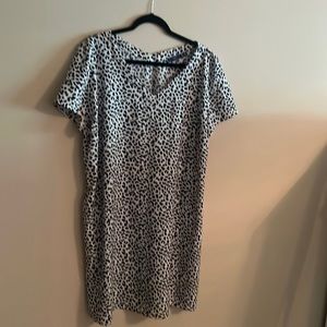 Apt9 black and white cheetah print casual dress   Very comfy !! Side pockets